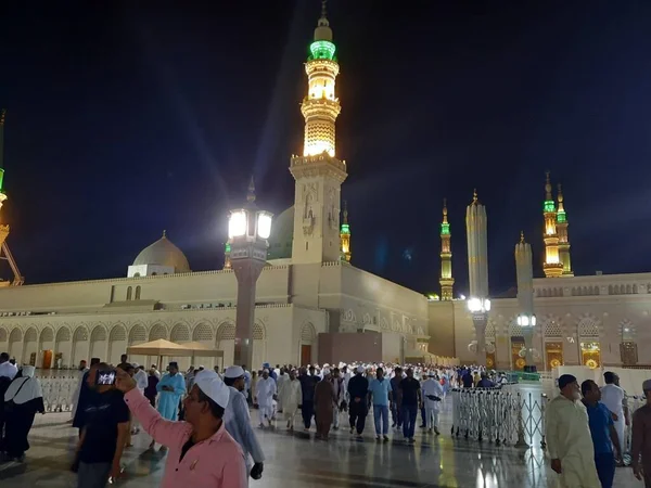 Vacker Utsikt Över Masjid Nabawi Madinah Grön Kupol Höga Minareter — Stockfoto