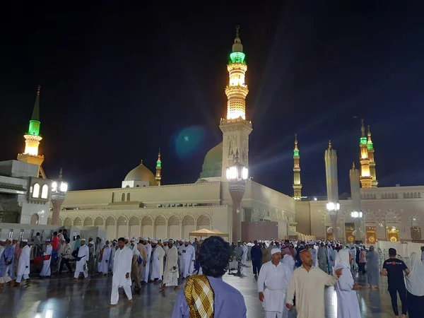 Mescid Al Nabawi 'nin güzel manzarası, Madinah yeşil kubbesi, yüksek minareler ve gece camisi. Cami, gece ışıklarında güzel bir sahne sunar..