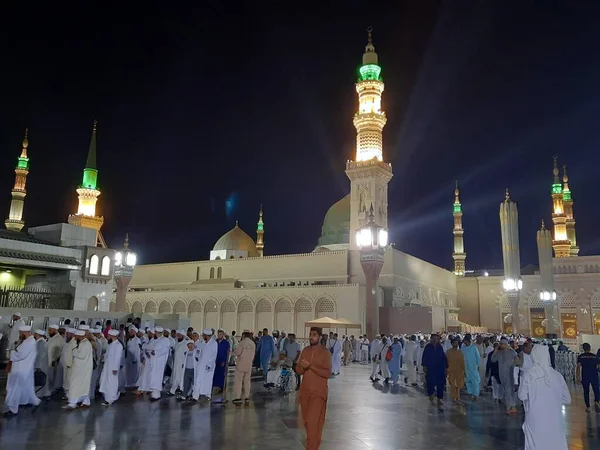 Hermosa Vista Masjid Nabawi Cúpula Verde Madinah Altos Minaretes Mezquita —  Fotos de Stock