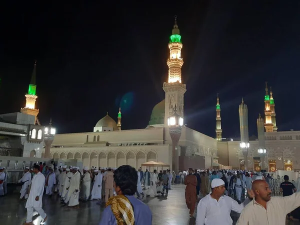 Masjid Nabawi Madinah緑のドーム 高いミナレット 夜のモスクの美しい景色 モスクは 夜の光の中で美しいシーンを提示します — ストック写真