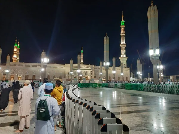 Zarándokok Világ Minden Tájáról Összegyűlnek Masjid Nabawi Külső Udvarán Éjszaka — Stock Fotó