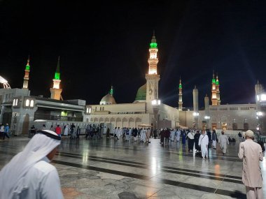 Mescid Al Nabawi 'nin güzel manzarası, Madinah yeşil kubbesi, yüksek minareler ve gece camisi. Cami, gece ışıklarında güzel bir sahne sunar..
