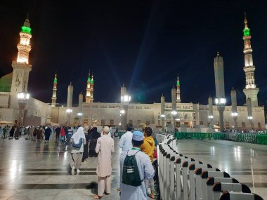 Dünyanın dört bir yanından gelen hacılar gece Mescid Al Nabawi 'nin dış avlusunda toplanıyorlar. Mescid Al Nabawi Madinah gece ışıklarında çok güzel bir sahne sunar..