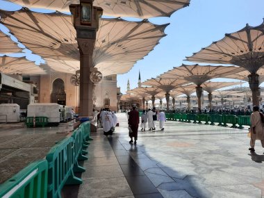 Madinah, Mescid Al Nabawi 'nin avlusuna kurulmuş elektronik şemsiyelerin güzel bir manzarası. Hacıları güneşten korumak için Peygamber 'in Camii' ne çok sayıda elektronik şemsiye yerleştirildi..