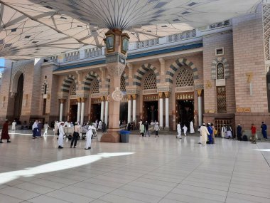 Mescid Al Nabawi 'nin dış avlusunun güzel bir manzarası. Mescid Al Nabawi 'nin farklı yerlerinde farklı ülkelerden hacılar bulunmaktadır..