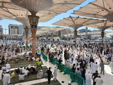 Mescid Al Nabawi, Madinah Cuma namazından sonra, çok sayıda hacı Mescid Al Nabawi 'nin dışındaki avluda toplandı. Ziyaretçiler, caminin dışındaki avlular ve elektronik şemsiyeler de görülebilir.