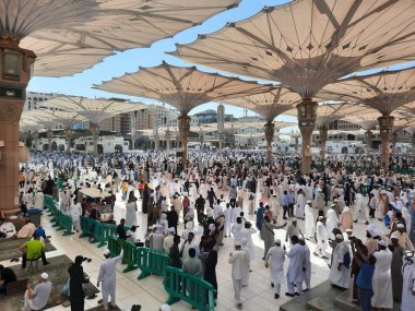 Mescid Al Nabawi, Madinah Cuma namazından sonra, çok sayıda hacı Mescid Al Nabawi 'nin dışındaki avluda toplandı. Ziyaretçiler, caminin dışındaki avlular ve elektronik şemsiyeler de görülebilir.