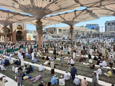 Mescid Al Nabawi, Madinah Cuma namazından sonra, çok sayıda hacı Mescid Al Nabawi 'nin dışındaki avluda toplandı. Ziyaretçiler, caminin dışındaki avlular ve elektronik şemsiyeler de görülebilir.