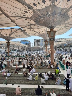 Mescid Al Nabawi, Madinah Cuma namazından sonra, çok sayıda hacı Mescid Al Nabawi 'nin dışındaki avluda toplandı. Ziyaretçiler, caminin dışındaki avlular ve elektronik şemsiyeler de görülebilir.