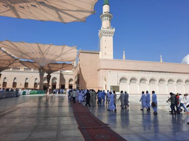 Mescid Al Nabawi 'nin dış avlusunun güzel bir manzarası. Mescid Al Nabawi 'nin farklı yerlerinde farklı ülkelerden hacılar bulunmaktadır..