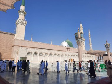 Mescid Al Nabawi 'nin dış avlusunun güzel bir manzarası. Mescid Al Nabawi 'nin farklı yerlerinde farklı ülkelerden hacılar bulunmaktadır..