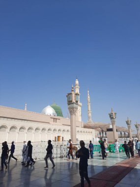 Mescid Al Nabawi 'nin dış avlusunun güzel bir manzarası. Mescid Al Nabawi 'nin farklı yerlerinde farklı ülkelerden hacılar bulunmaktadır..