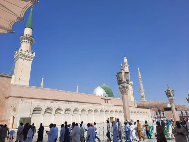 Mescid Al Nabawi 'nin dış avlusunun güzel bir manzarası. Mescid Al Nabawi 'nin farklı yerlerinde farklı ülkelerden hacılar bulunmaktadır..