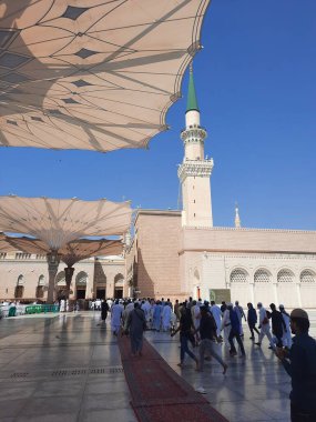 Mescid Al Nabawi 'nin dış avlusunun güzel bir manzarası. Mescid Al Nabawi 'nin farklı yerlerinde farklı ülkelerden hacılar bulunmaktadır..