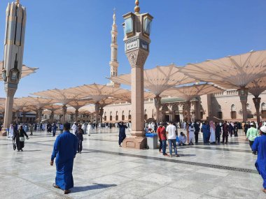Mescid Al Nabawi 'nin dış avlusunun güzel bir manzarası. Mescid Al Nabawi 'nin farklı yerlerinde farklı ülkelerden hacılar bulunmaktadır..