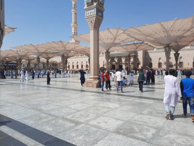 Mescid Al Nabawi 'nin dış avlusunun güzel bir manzarası. Mescid Al Nabawi 'nin farklı yerlerinde farklı ülkelerden hacılar bulunmaktadır..