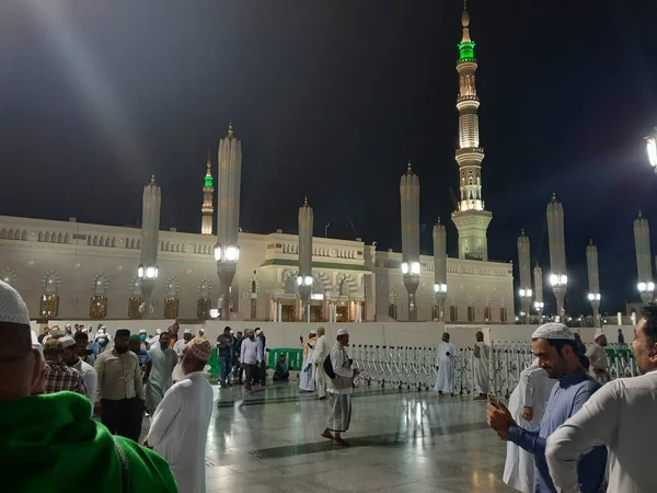 Des Pèlerins Monde Entier Rassemblent Nuit Dans Cour Extérieure Masjid — Photo