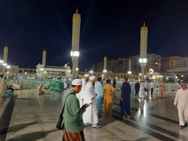 Паломники Мира Собираются Ночью Внешнем Дворе Мечети Аль Набави Масджид — стоковое фото