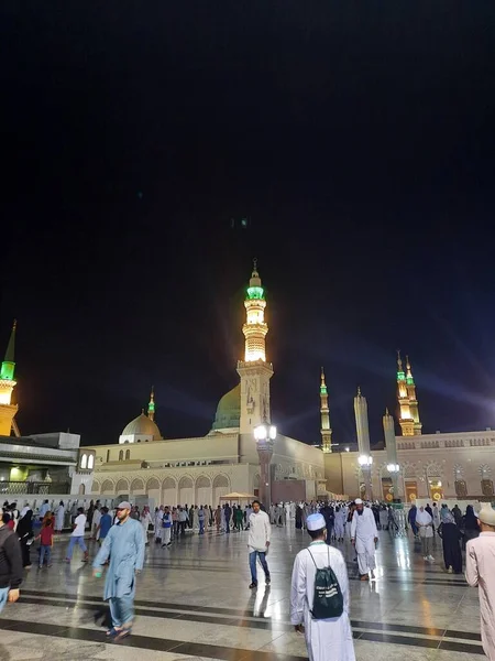 Masjid Nabawi Madinah緑のドーム 高いミナレット 夜のモスクの美しい景色 モスクは 夜の光の中で美しいシーンを提示します — ストック写真