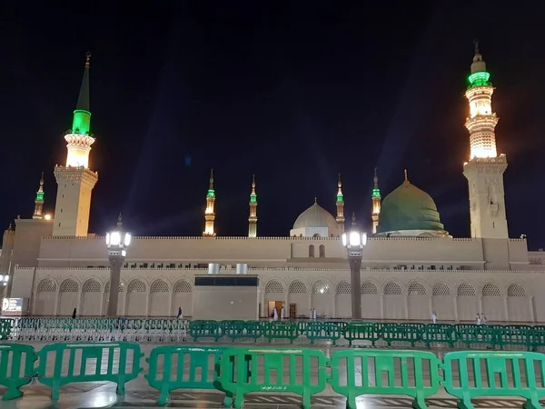 Piękny Widok Masjid Nabawi Madinah Zielonej Kopuły Wysokie Minarety Meczet — Zdjęcie stockowe