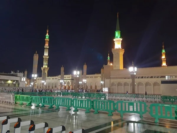 Peregrinos Todo Mundo Reúnem Pátio Exterior Masjid Nabawi Noite Masjid — Fotografia de Stock