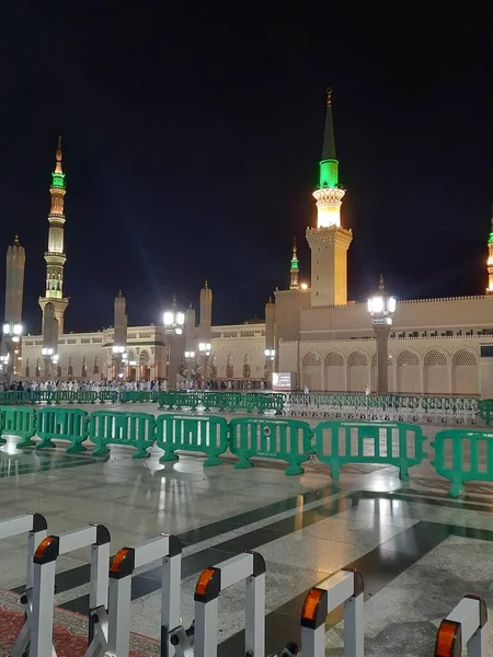 Zarándokok Világ Minden Tájáról Összegyűlnek Masjid Nabawi Külső Udvarán Éjszaka — Stock Fotó