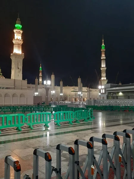 Vacker Utsikt Över Masjid Nabawi Madinah Grön Kupol Höga Minareter — Stockfoto