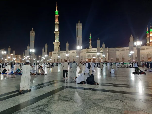 来自世界各地的朝圣者晚上聚集在Masjid Nabawi的外院 Madinah的Masjid Nabawi在夜灯中呈现了一个非常美丽的场景 — 图库照片
