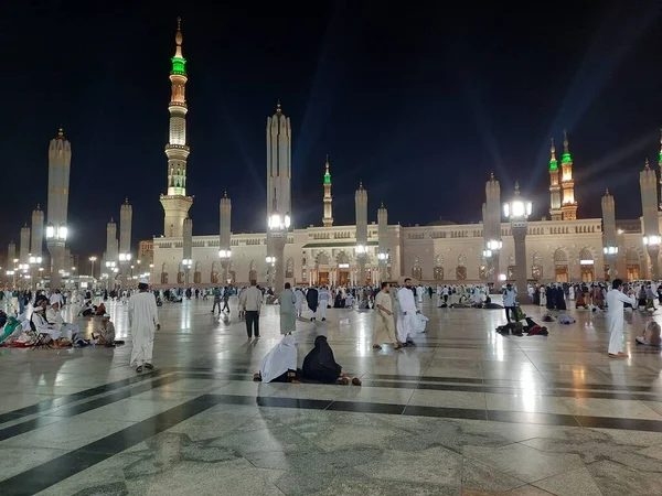 Peregrinos Todo Mundo Reúnem Pátio Exterior Masjid Nabawi Noite Masjid — Fotografia de Stock