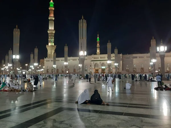 夜になると 世界中から巡礼者がMasjid Nabawiの中庭に集まります Masjid Nabawi Madinahは夜のライトの中で非常に美しいシーンを提示します — ストック写真