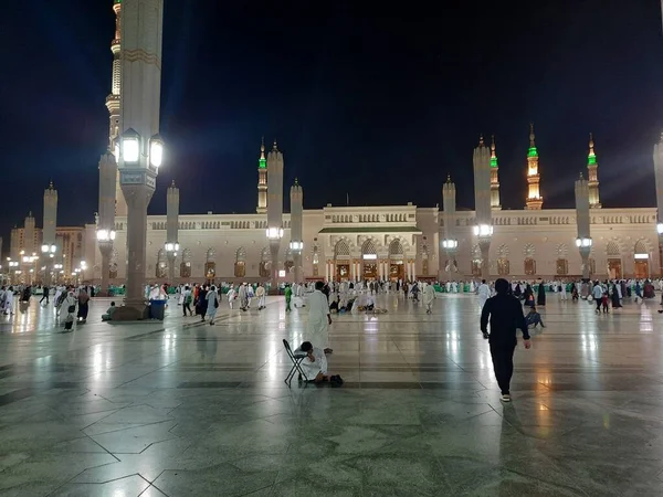 Peregrinos Todo Mundo Reúnen Patio Exterior Masjid Nabawi Por Noche —  Fotos de Stock