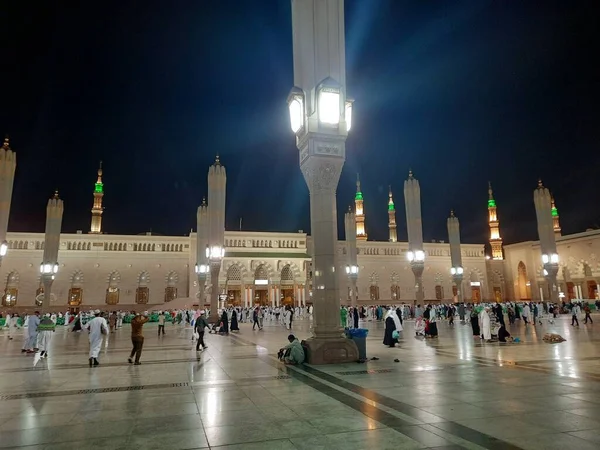 夜になると 世界中から巡礼者がMasjid Nabawiの中庭に集まります Masjid Nabawi Madinahは夜のライトの中で非常に美しいシーンを提示します — ストック写真