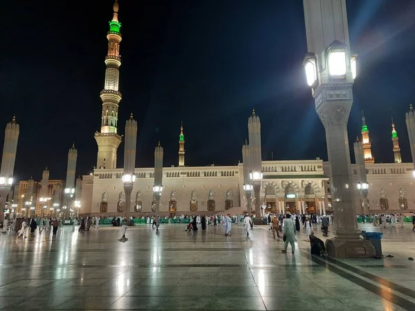 Dünyanın dört bir yanından gelen hacılar gece Mescid Al Nabawi 'nin dış avlusunda toplanıyorlar. Mescid Al Nabawi, Madinah gece ışıklarında çok güzel bir sahne sunar..