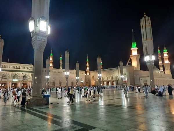 Zarándokok Világ Minden Tájáról Összegyűlnek Masjid Nabawi Külső Udvarán Éjszaka — Stock Fotó