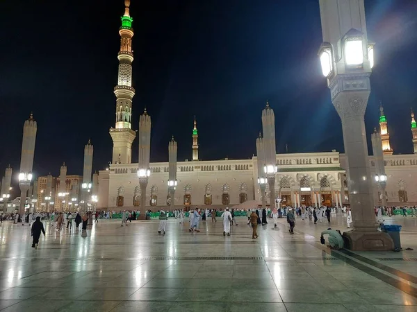 Паломники Мира Собираются Ночью Внешнем Дворе Мечети Аль Набави Мечеть — стоковое фото