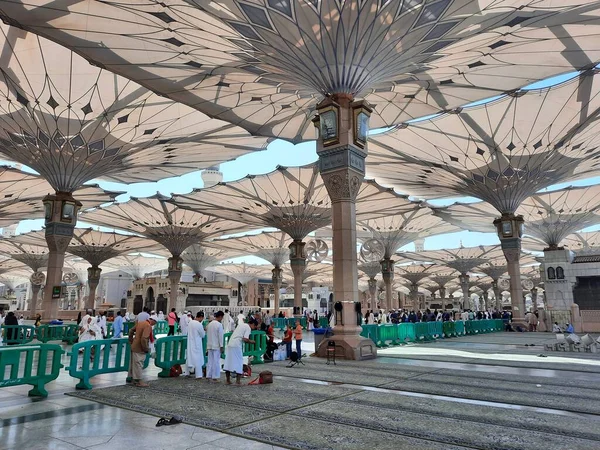 Vacker Utsikt Över Elektroniska Paraplyer Installerade Gården Masjid Nabawi Madinah — Stockfoto