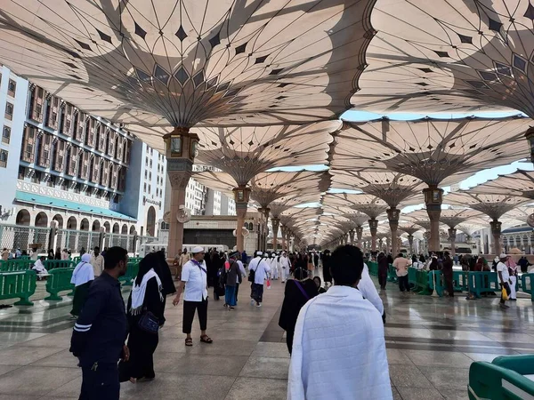 Vacker Utsikt Över Elektroniska Paraplyer Installerade Gården Masjid Nabawi Madinah — Stockfoto