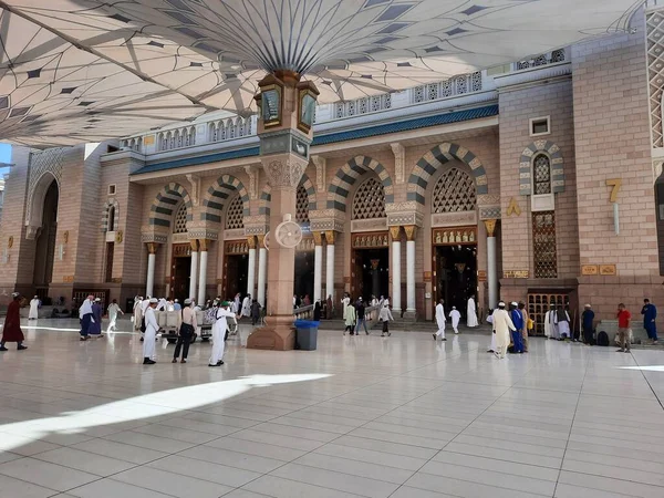 Μια Όμορφη Θέα Της Εξωτερικής Αυλής Του Masjid Nabawi Προσκυνητές — Φωτογραφία Αρχείου