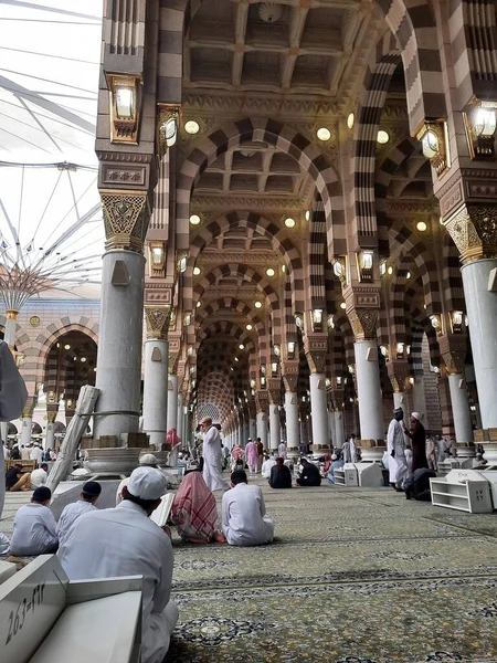 Hermosa Vista Interior Mezquita Del Profeta Madinah Peregrinos Diferentes Países —  Fotos de Stock