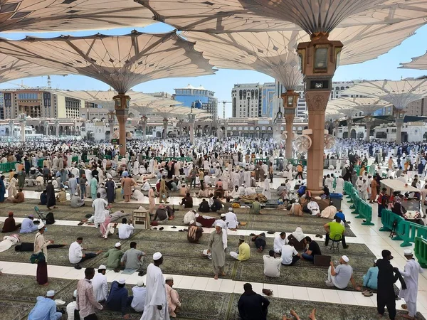 Мечеть Аль Набави Медина После Пятничной Молитвы Большое Количество Паломников — стоковое фото