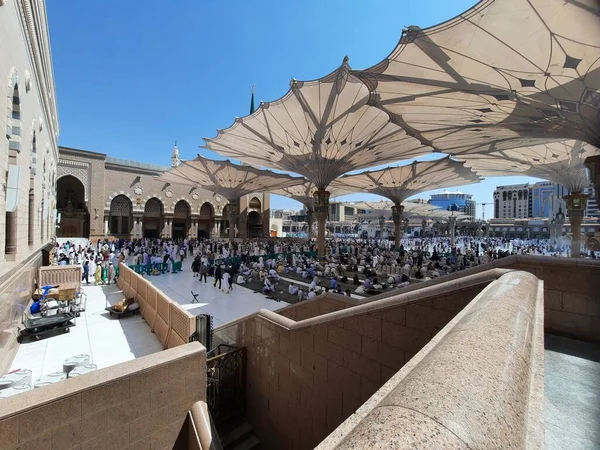 Прекрасный Вид Внешний Двор Мечети Аль Набави Паломники Разных Стран — стоковое фото