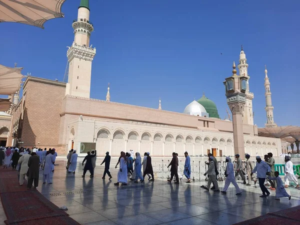 Piękny Widok Zewnętrzny Dziedziniec Masjid Nabawi Pielgrzymi Różnych Krajów Obecni — Zdjęcie stockowe