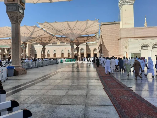 Μια Όμορφη Θέα Της Εξωτερικής Αυλής Του Masjid Nabawi Προσκυνητές — Φωτογραφία Αρχείου