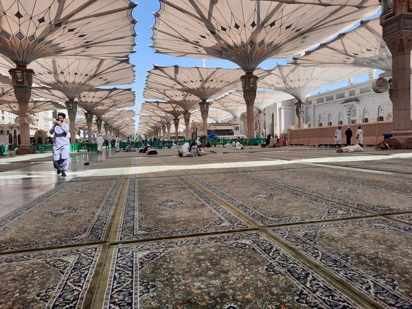 マジッド ナバウィの中庭に設置された電子傘の美しい景色 預言者のモスクには 太陽熱から巡礼者を守るために多数の電子傘が設置されています — ストック写真