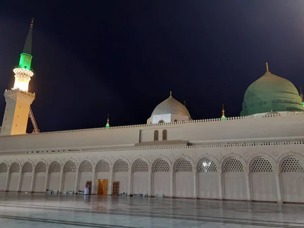 美丽的风景 Masjid Nabawi Madinah绿色穹顶 高尖塔和清真寺在夜间 在夜灯下 清真寺呈现出美丽的景象 — 图库照片
