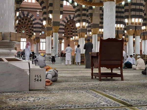 Hermosa Vista Interior Mezquita Del Profeta Madinah Peregrinos Diferentes Países — Foto de Stock
