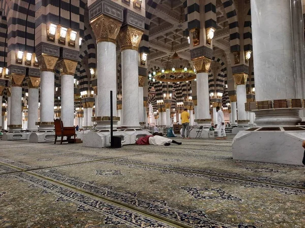 Hermosa Vista Interior Mezquita Del Profeta Madinah Peregrinos Diferentes Países — Foto de Stock