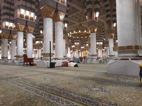 Hermosa Vista Interior Mezquita Del Profeta Madinah Peregrinos Diferentes Países —  Fotos de Stock