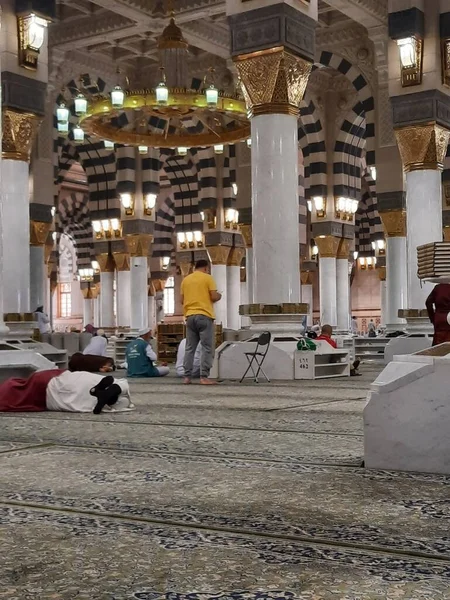 Hermosa Vista Interior Mezquita Del Profeta Madinah Peregrinos Diferentes Países — Foto de Stock