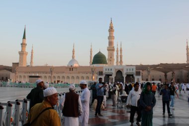 Mescid Al Nabawi minareleri, dış avlu ve hacıların güzel manzarası.